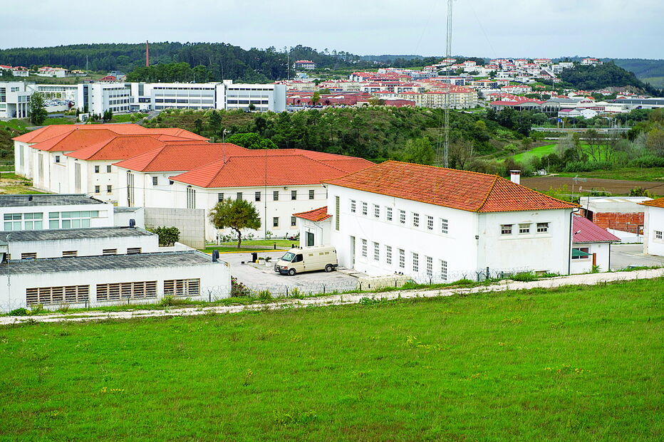 Terreno da cadeia foi invadido por alunos que tentaram atalhar caminho em direção ao instituto que frequentam