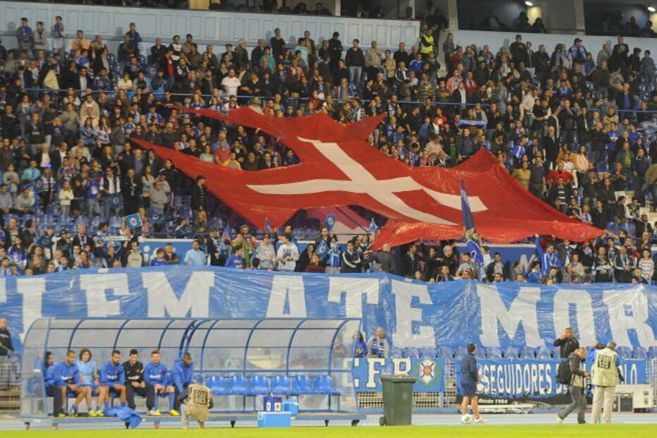 Adeptos do Belenenses com a cruz do emblema do clube
