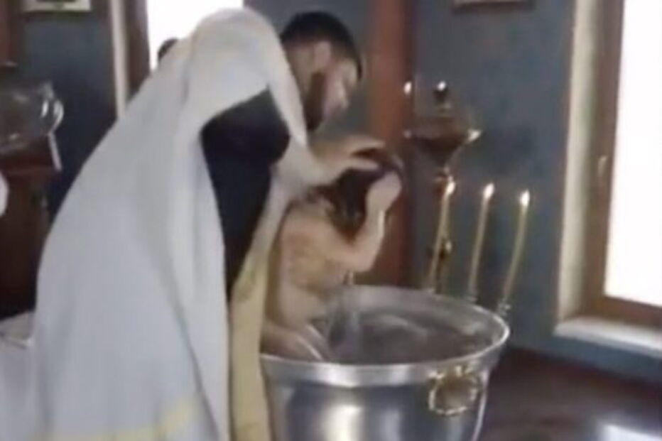 Padre força menina a mergulhar em água benta porque o 