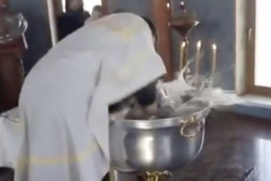 Padre força menina a mergulhar em água benta porque o 