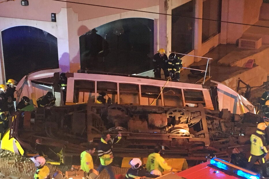 Elétrico capota na Lapa em Lisboa
