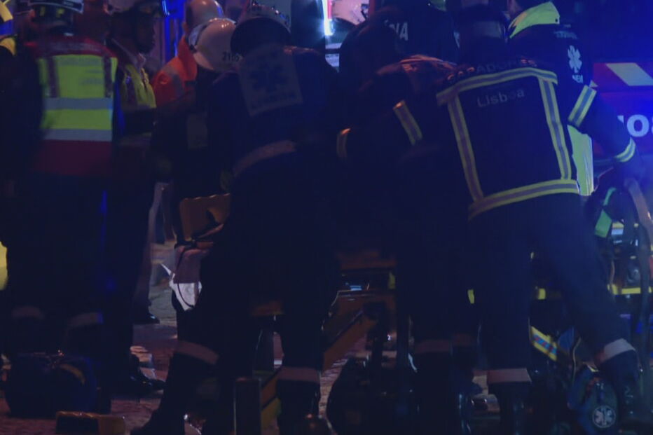 Elétrico capota na Lapa em Lisboa	