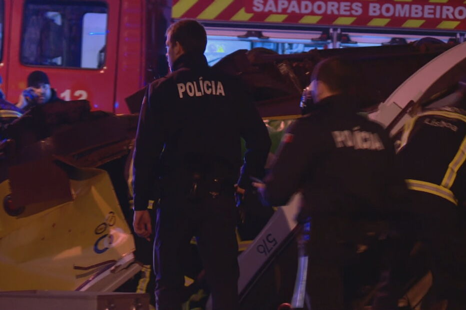 Elétrico capota na Lapa em Lisboa	