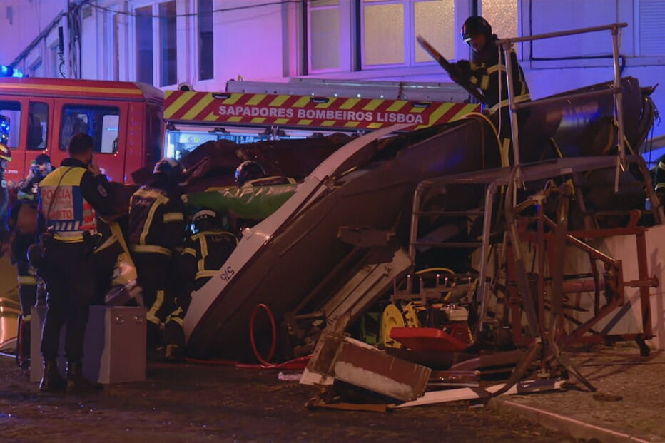 Elétrico capota na Lapa em Lisboa	