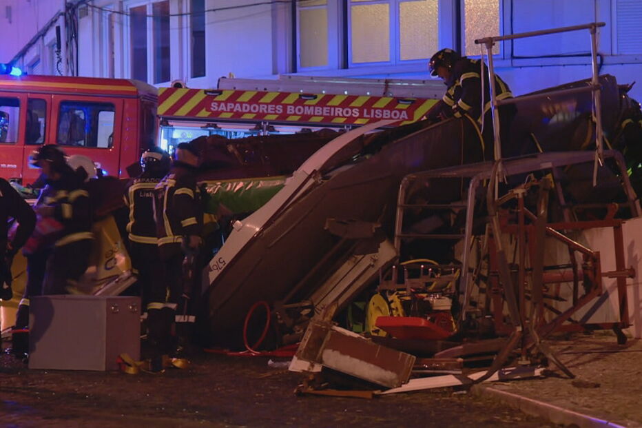 Elétrico capota na Lapa em Lisboa	