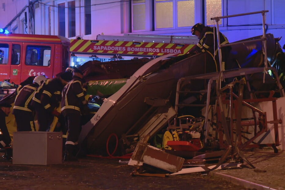 Elétrico capota na Lapa em Lisboa	