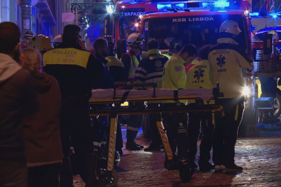 Elétrico capota na Lapa em Lisboa	