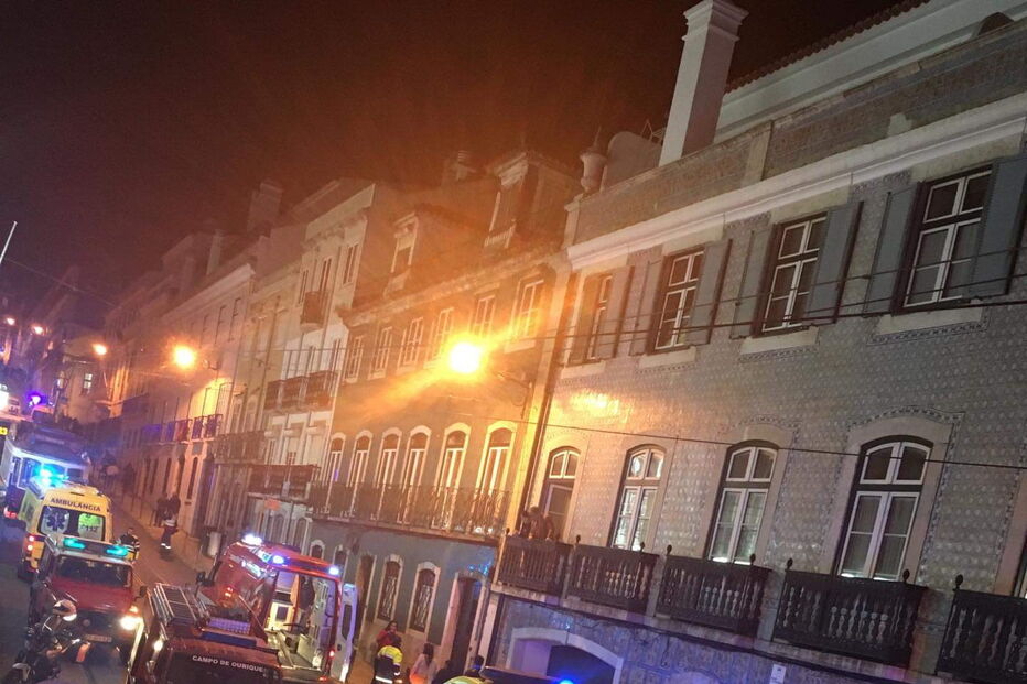 Elétrico capota na Lapa em Lisboa	