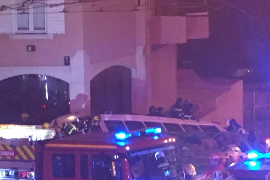 Elétrico capota na Lapa em Lisboa	