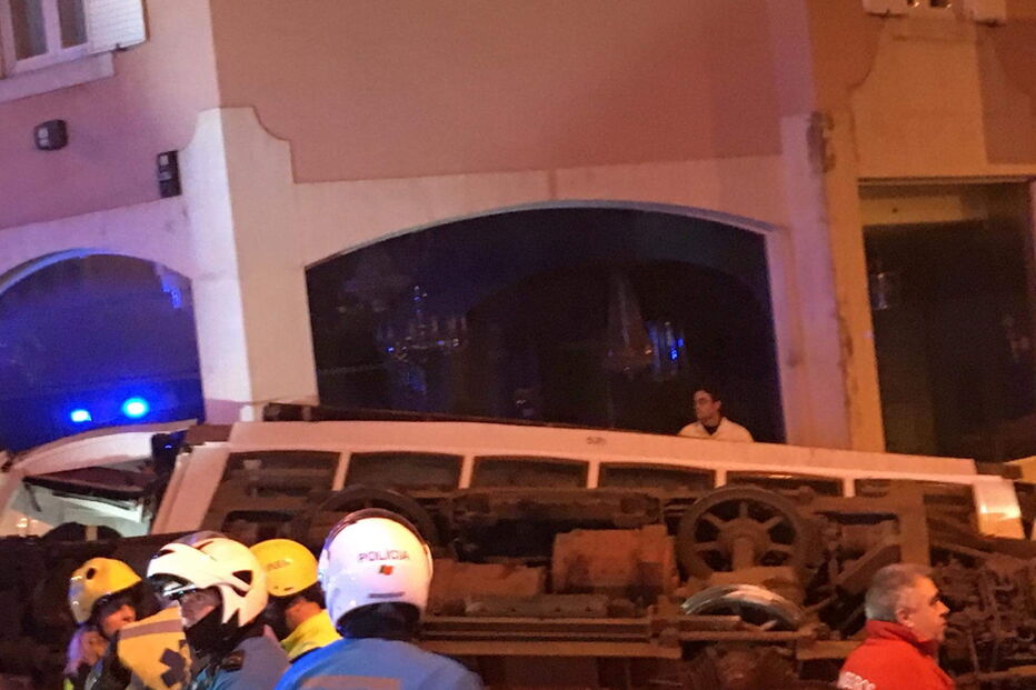 Elétrico capota na Lapa em Lisboa	