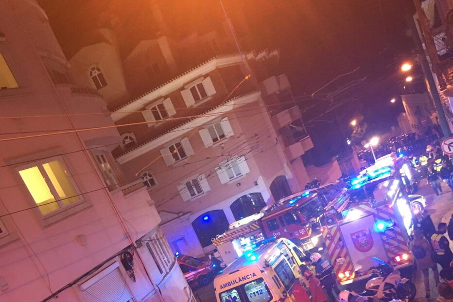 Elétrico capota na Lapa em Lisboa	