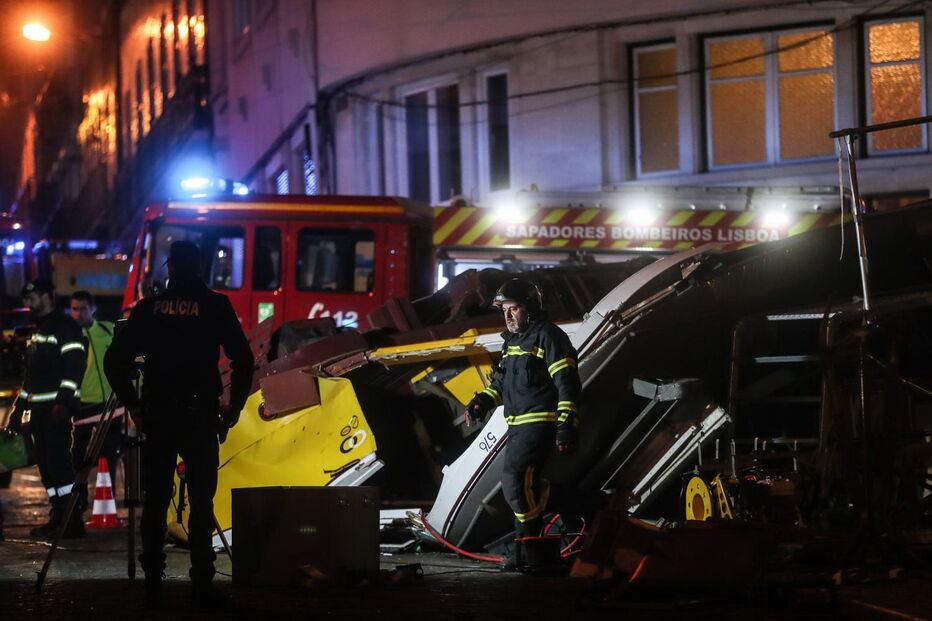 Elétrico capota em Lisboa