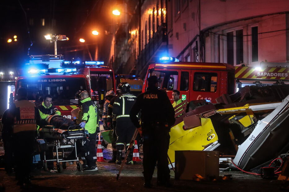 Elétrico capota em Lisboa