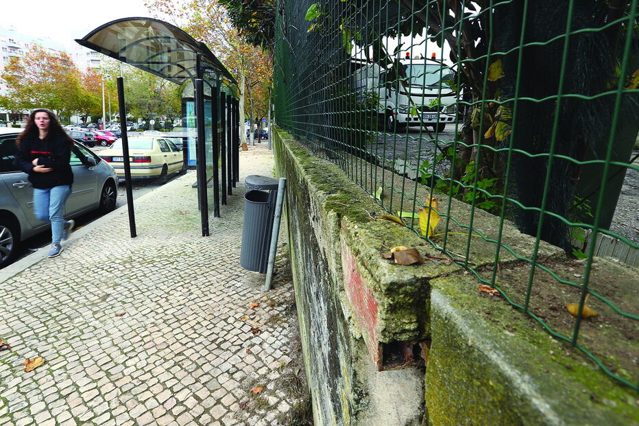 Muro sustenta a terra de um espaço utilizado pelo Departamento de Higiene Urbana da Câmara de Lisboa, em Benfica 