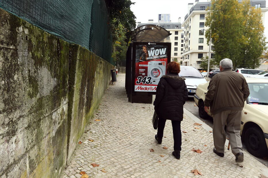 Muro sustenta a terra de um espaço utilizado pelo Departamento de Higiene Urbana da Câmara de Lisboa, em Benfica 