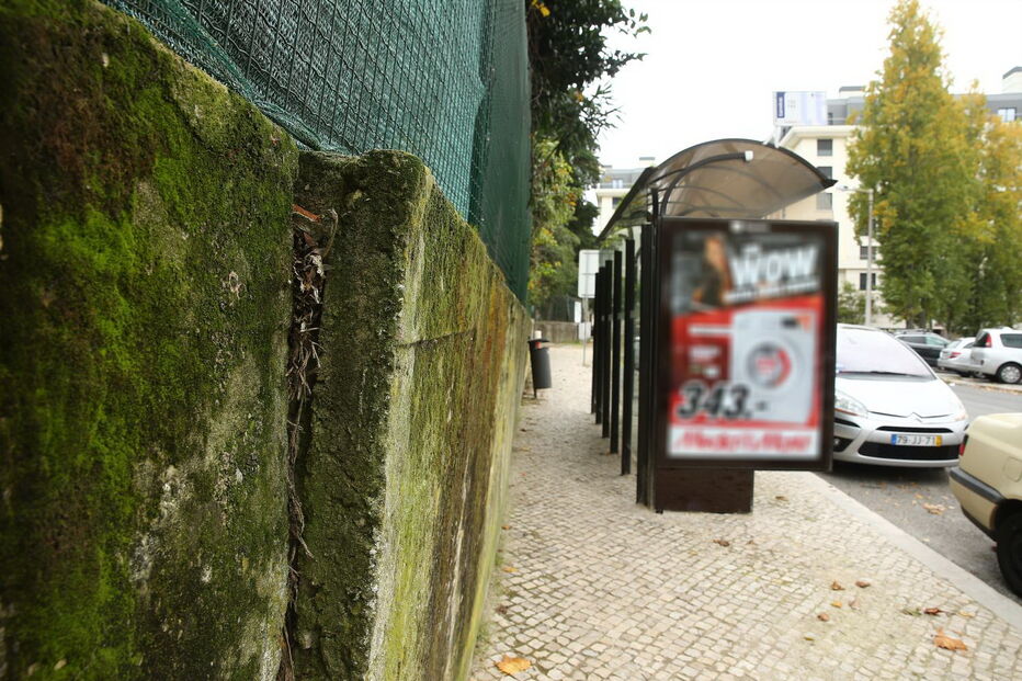Muro sustenta a terra de um espaço utilizado pelo Departamento de Higiene Urbana da Câmara de Lisboa, em Benfica 