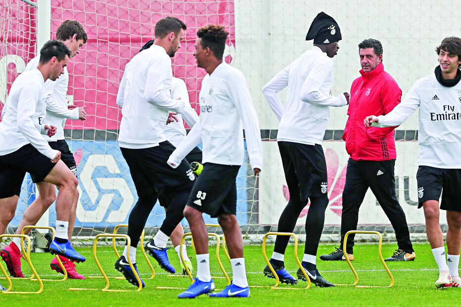 Rui Vitória tem como missão manter a equipa do Benfica nos lugares do topo da classificação    
