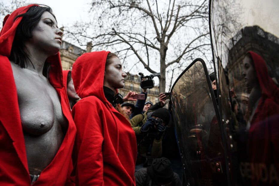 Coletes amarelos protestam despidas à imagem do busto de França