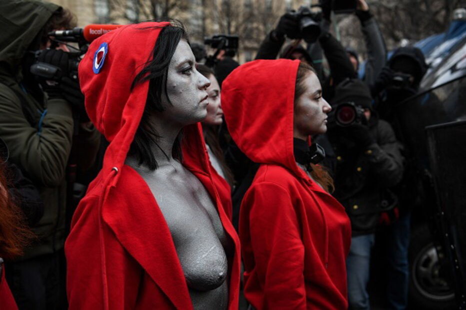 Coletes amarelos protestam despidas à imagem do busto de França