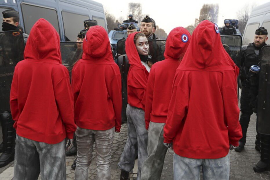 Coletes amarelos protestam despidas à imagem do busto de França