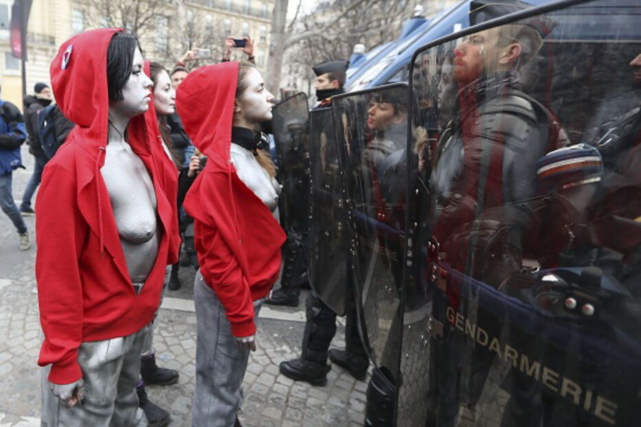 Coletes amarelos protestam despidas à imagem do busto de França