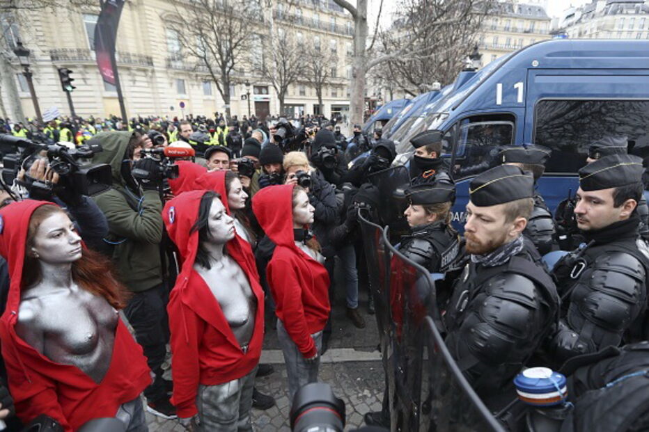 Coletes amarelos protestam despidas à imagem do busto de França