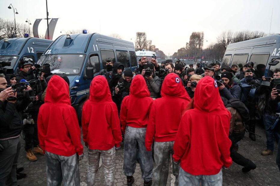 Coletes amarelos protestam despidas à imagem do busto de França