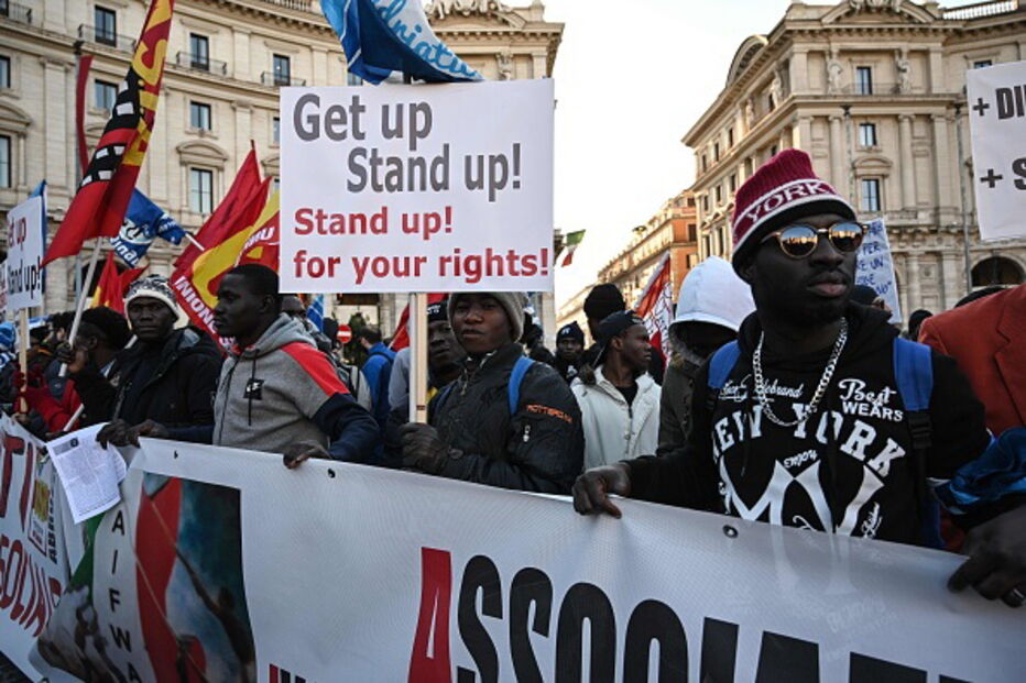 Migrantes lutam contra o que consideram uma política mais restritiva no acolhimento de imigrantes