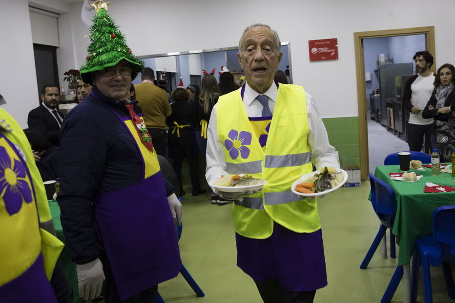 Marcelo Rebelo de Sousa janta com os sem-abrigo no Porto