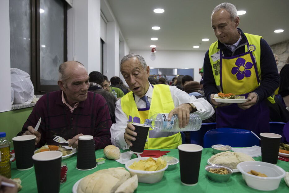 Marcelo Rebelo de Sousa janta com os sem-abrigo no Porto