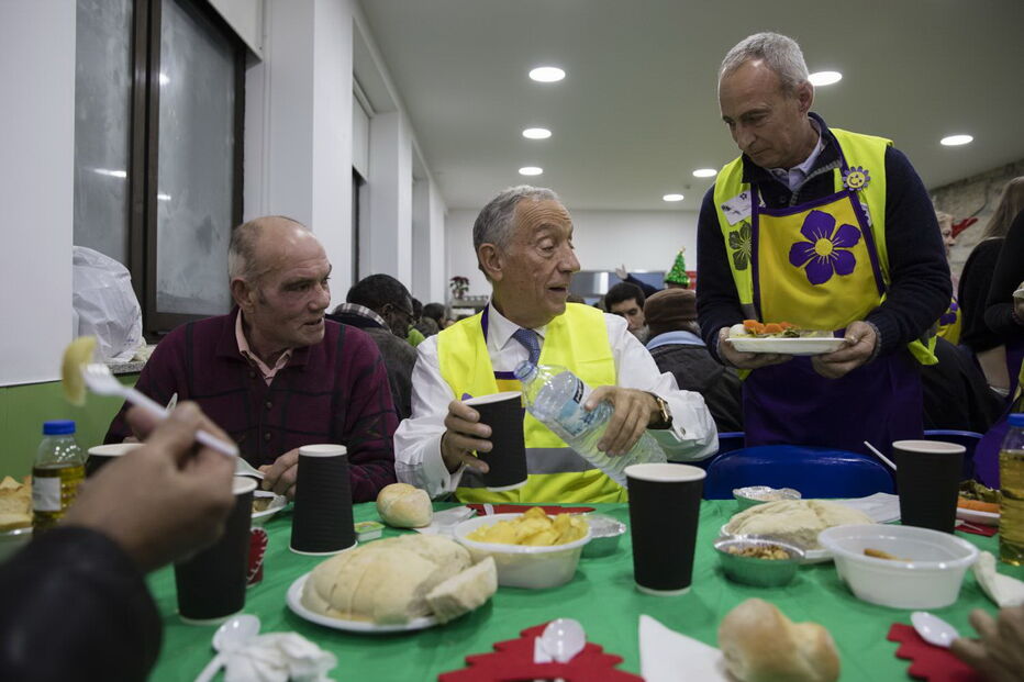 Marcelo Rebelo de Sousa janta com os sem-abrigo no Porto