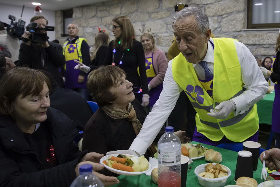 Marcelo Rebelo de Sousa janta com os sem-abrigo no Porto