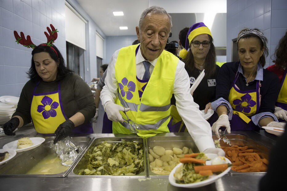 Marcelo Rebelo de Sousa janta com os sem-abrigo no Porto