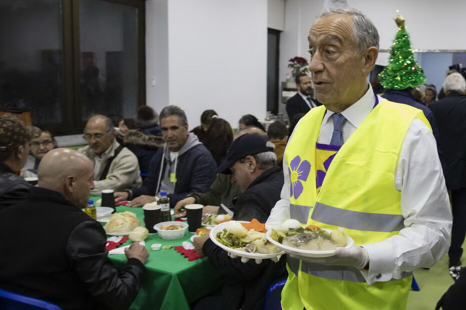 Marcelo Rebelo de Sousa janta com os sem-abrigo no Porto