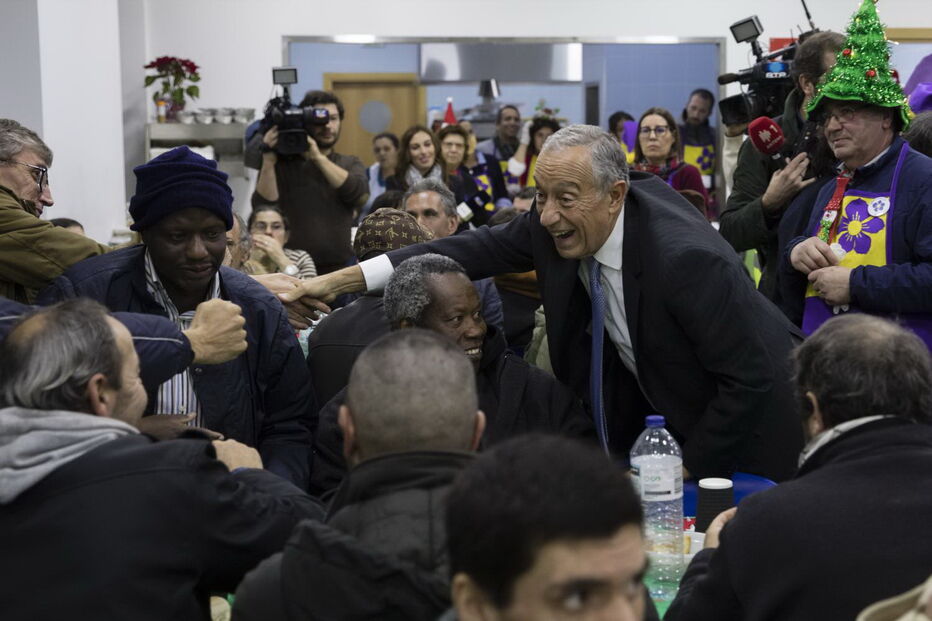 Marcelo Rebelo de Sousa janta com os sem-abrigo no Porto