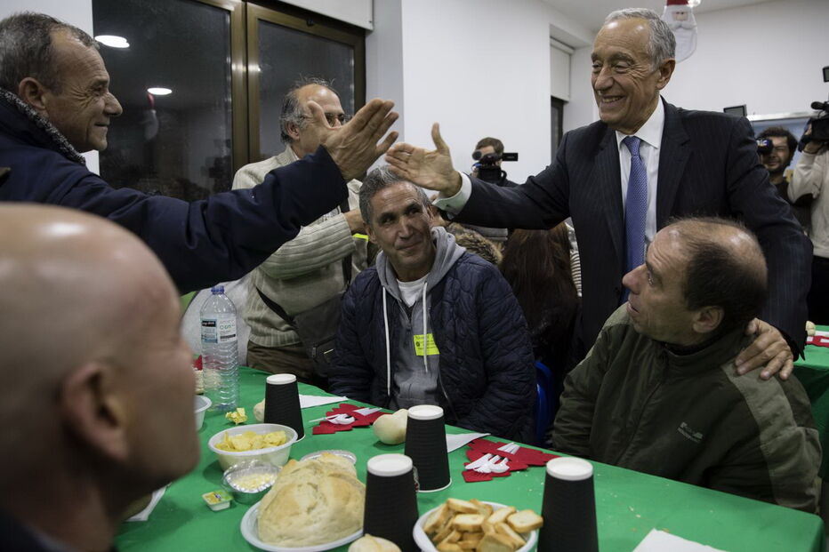 Marcelo Rebelo de Sousa janta com os sem-abrigo no Porto