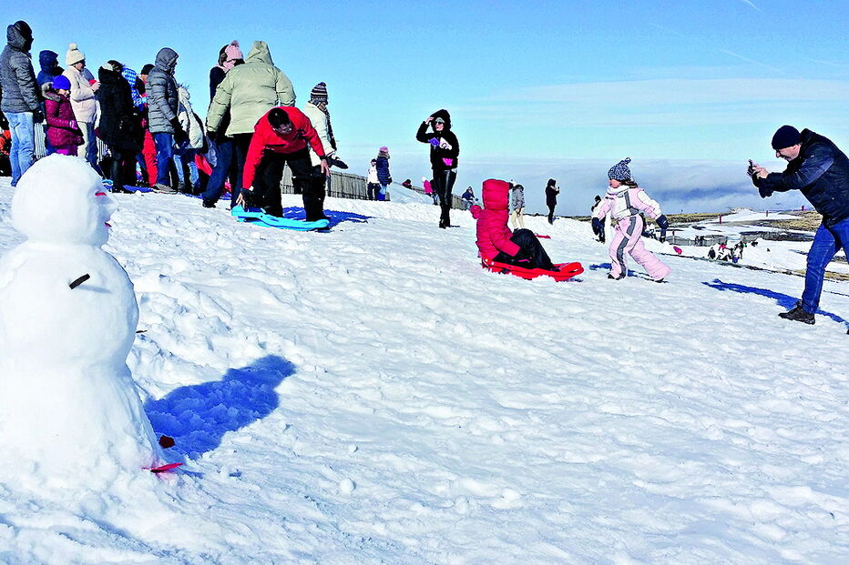 Neve leva milhares de pessoas a procurar a serra da Estrela na época natalícia. Lotação nos hotéis está quase esgotada