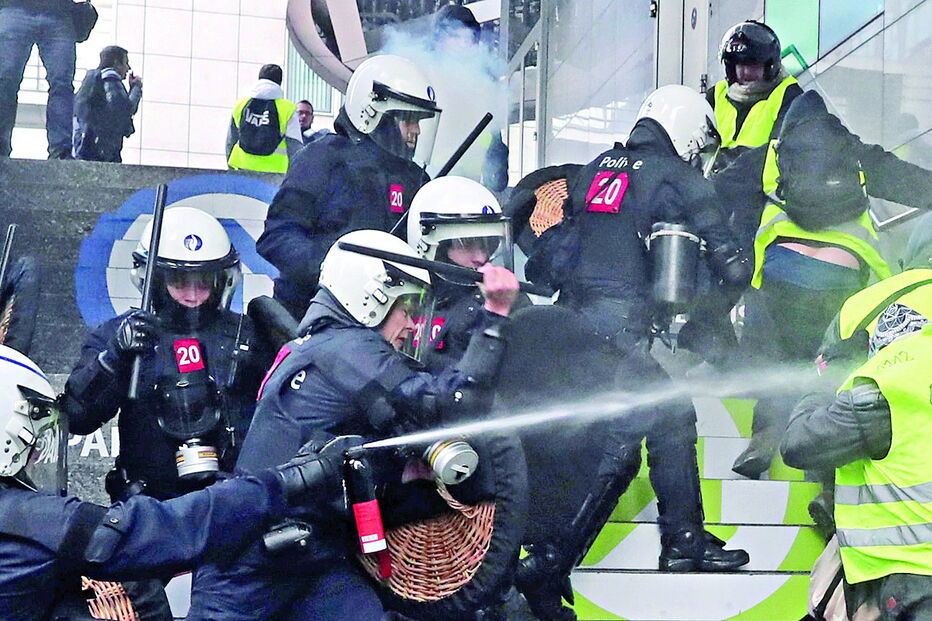 Polícia francesa tem reprimido ações violentas dos manifestantes, que têm mostrado a sua revolta contra o aumento do preço dos combustíveis 