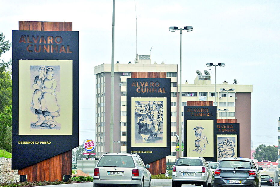 ‘Desenhos na Prisão’, de Álvaro Cunhal, foram colocados numa das principais entradas de Setúbal 