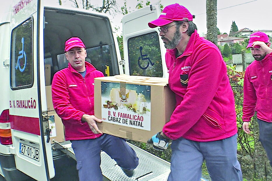Voluntários transportaram os cabazes em ambulâncias e entregaram-nos a 300 famílias carenciadas do concelho  