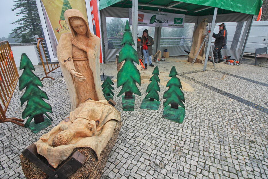 Nelson Ramos de 44 anos aceitou o desafio do presidente da Câmara Municipal de Monchique e está a esculpir até domingo dia 17, um presépio de madeira em tamanho real com moto-serras no largo de Monchique