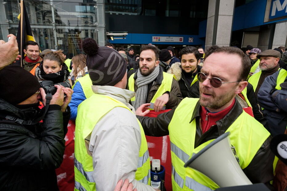 Polícia belga 'responde' com gás lacrimogéneo a manifestantes da 