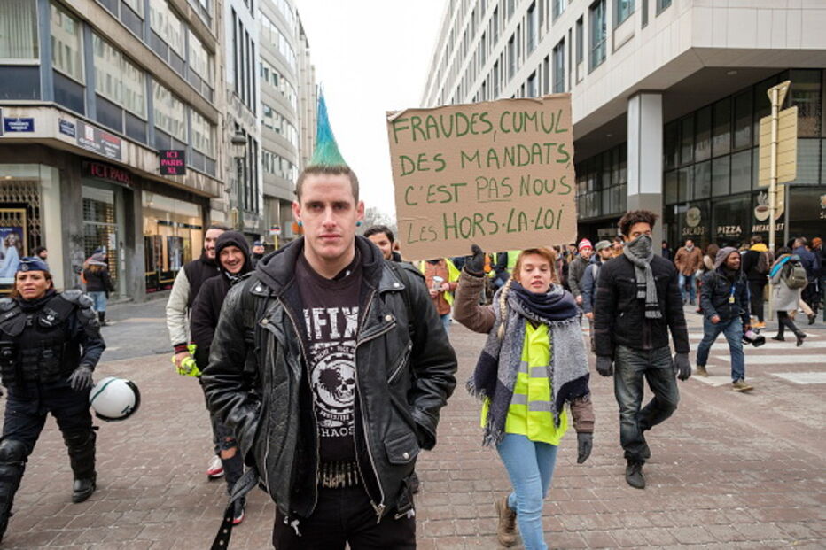 Polícia belga 'responde' com gás lacrimogéneo a manifestantes da 