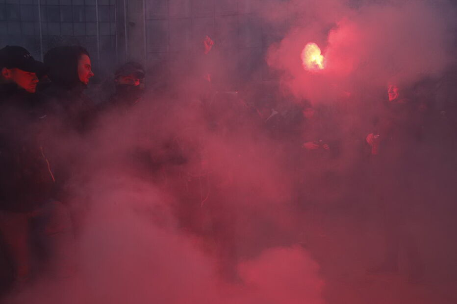  Polícia belga 'responde' com gás lacrimogéneo a manifestantes da 