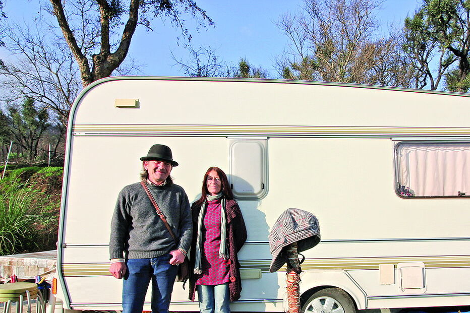 Bernhard e Monika estão a viver numa caravana doada por uma voluntária 