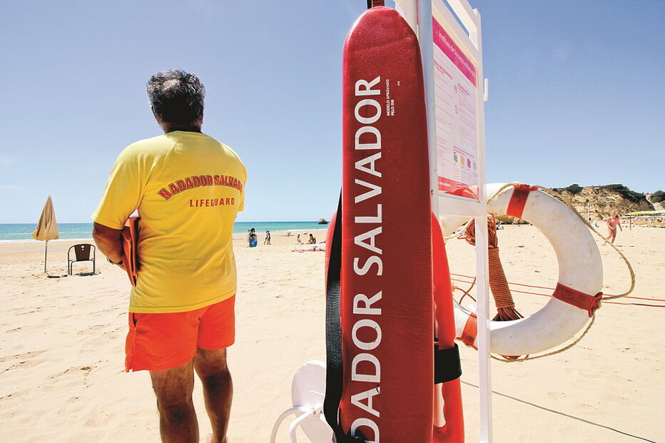 Assistência a banhistas nas praias por parte de nadadores-salvadores passa a ser gerida pelas autarquias 