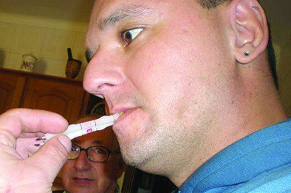 Duplo homicida, Bruno Neto, que agora tem 44 anos, numa festa de aniversário, com o pai, António Neto, ao fundo