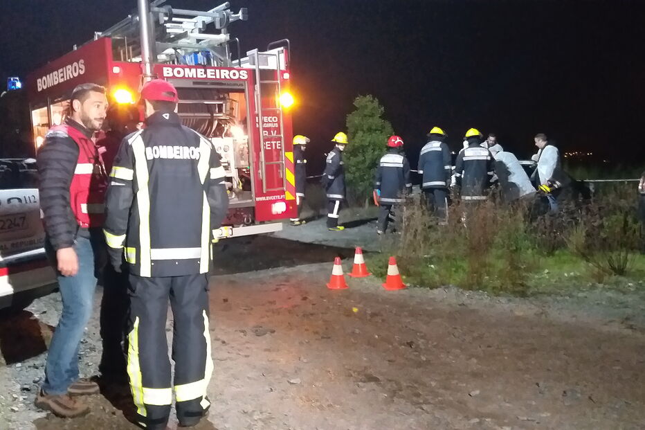 Corpo carbonizado encontrado dentro de carro em Paredes