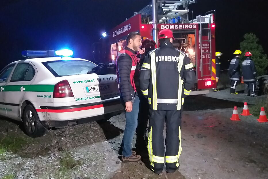 Corpo carbonizado encontrado dentro de carro em Paredes