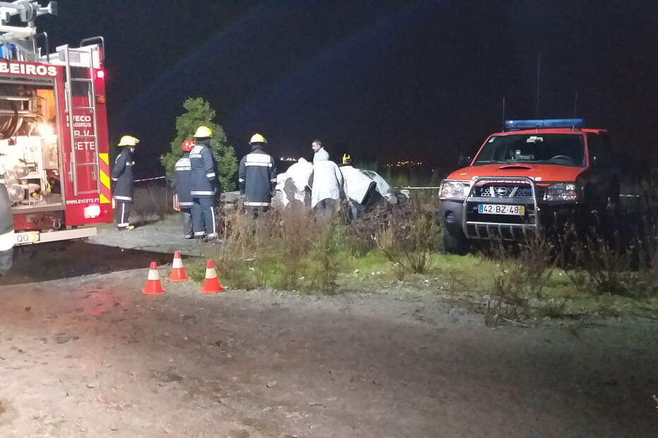 Corpo carbonizado encontrado dentro de carro em Paredes